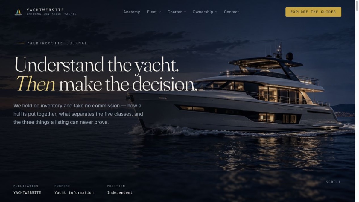 نمای صفحه اصلی YACHTWEBSITE با تصویر قایق تفریحی در شب